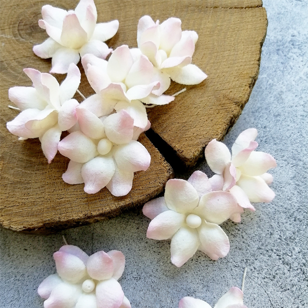 Цветок фиалки, цвет белый с розовыми кончиками 1 шт