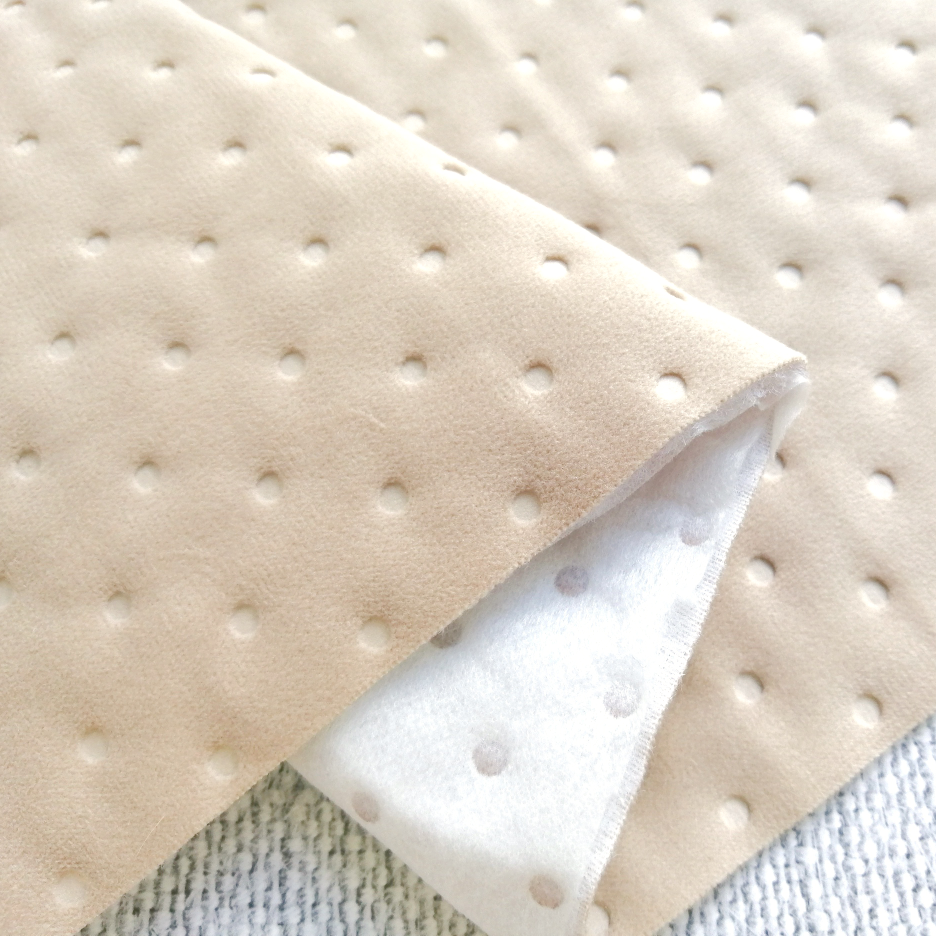 Велюр с тиснением "Горох" с подложкой из синтепона 35 х 47 см , цвет бежевый