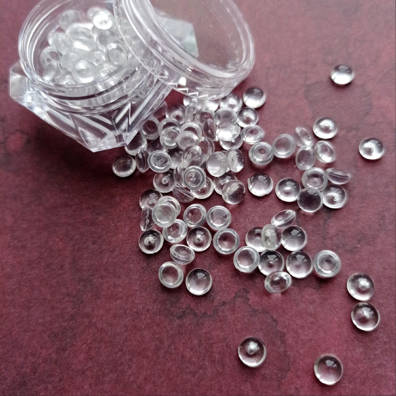 Декоративные прозрачные камушки в кристальной баночке