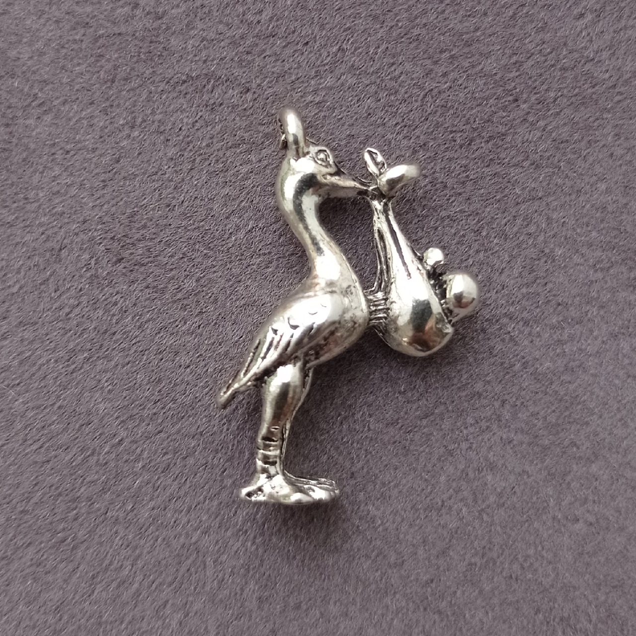 Подвеска металлическая "Аист с младенцем". Цвет серебряный (268)