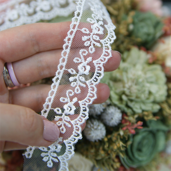Кружево на сетке 3 см "Фестоны с цветочками", цвет белый