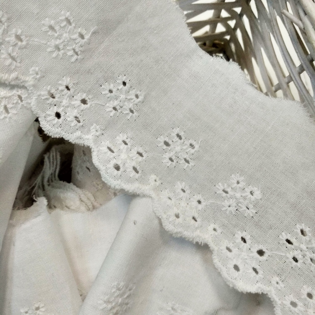 Шитьё хлопковое 4 см "Цветы", цвет белый