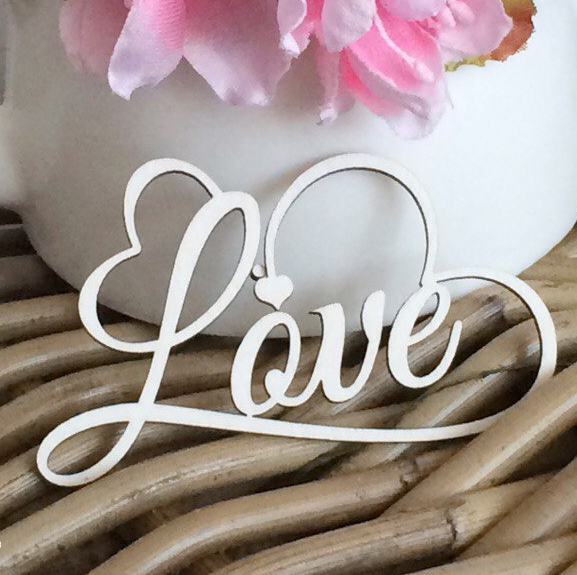 Чипборд "Надпись Love с сердцами"