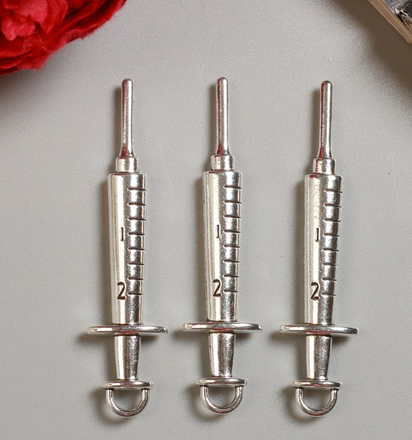 Подвеска металлическая "Шприц", цвет серебро (109)