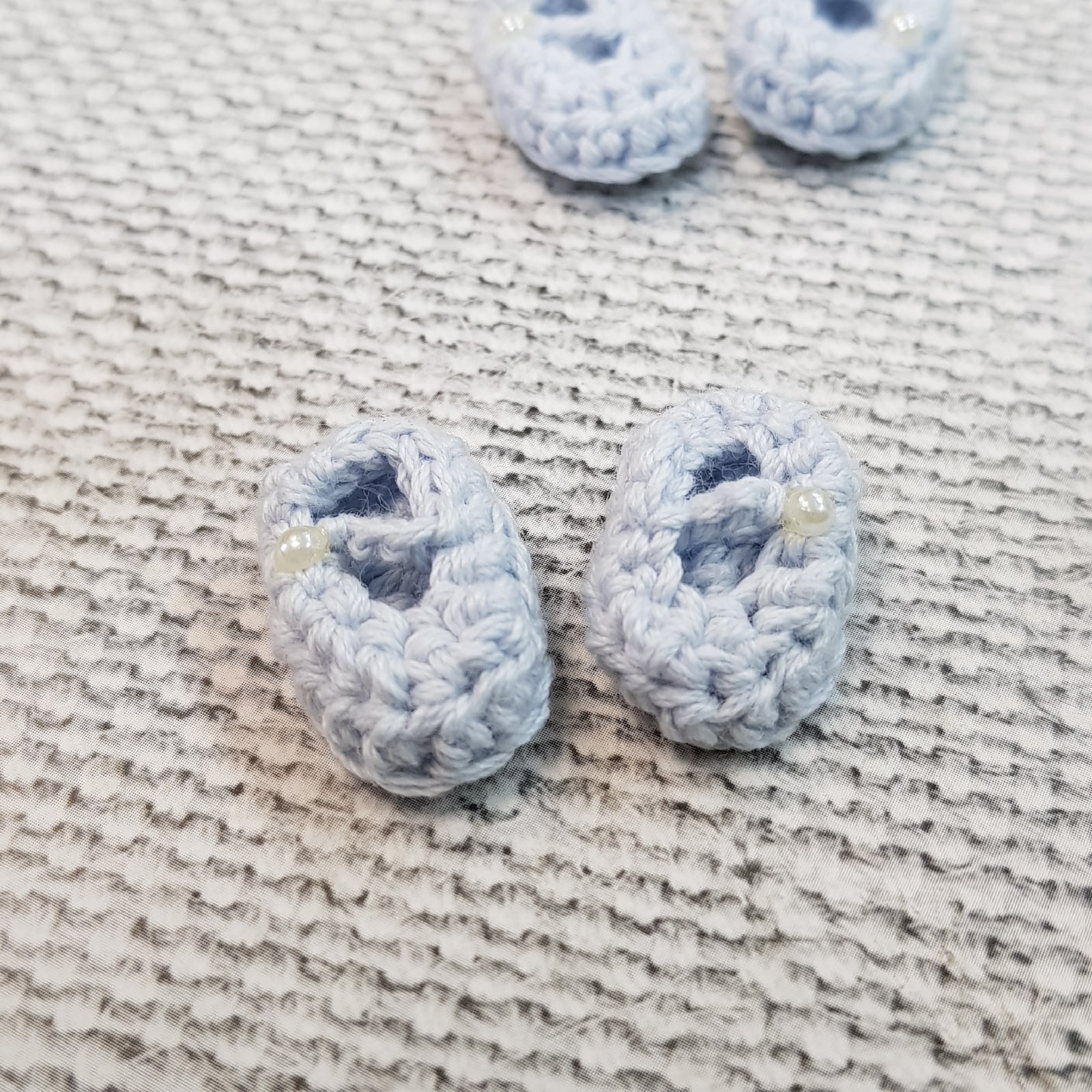 Детские ботиночки вязаные ручной работы. Голубые с бусинкой.