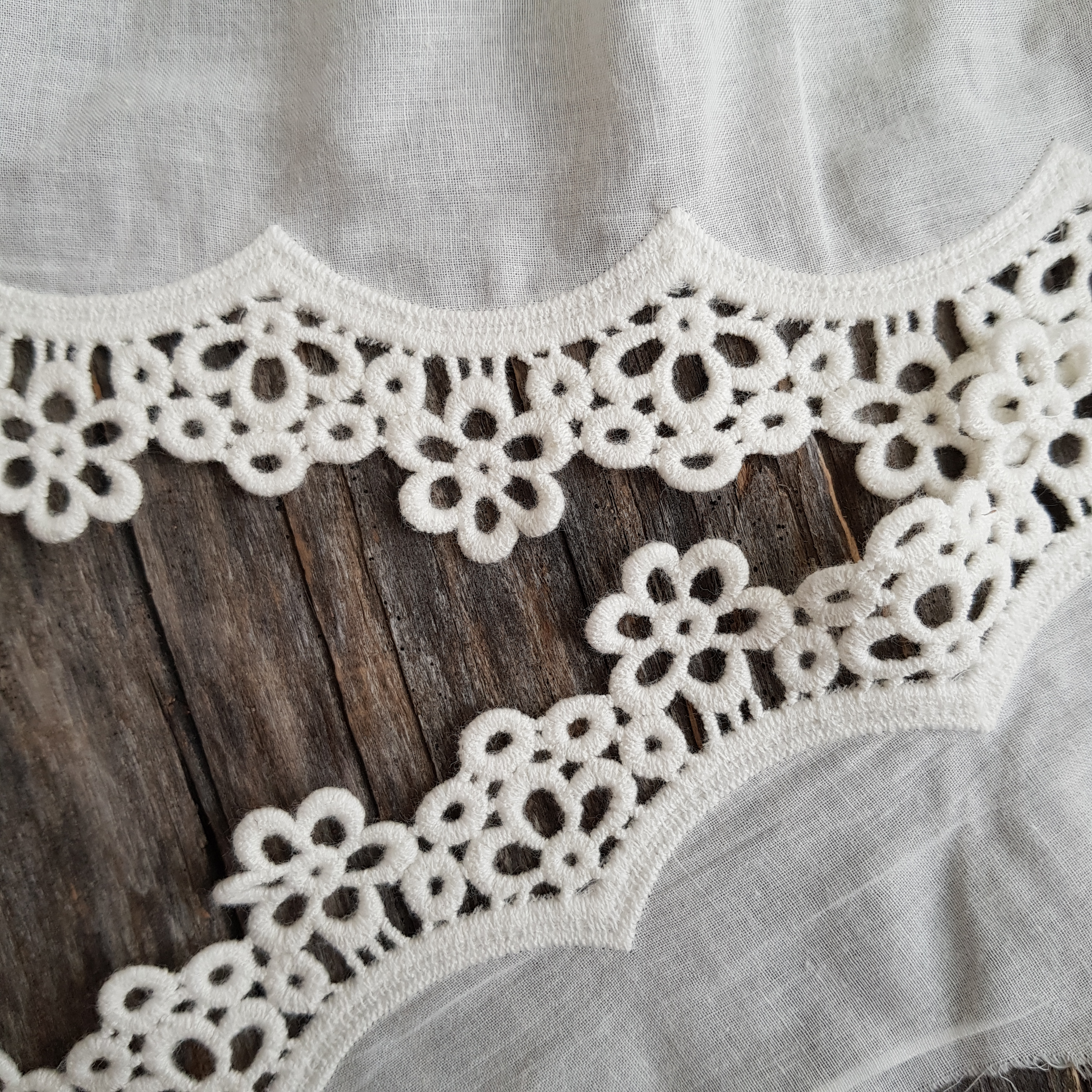 Шитьё 8 см "Дуга из цветов по краю", цвет молочный