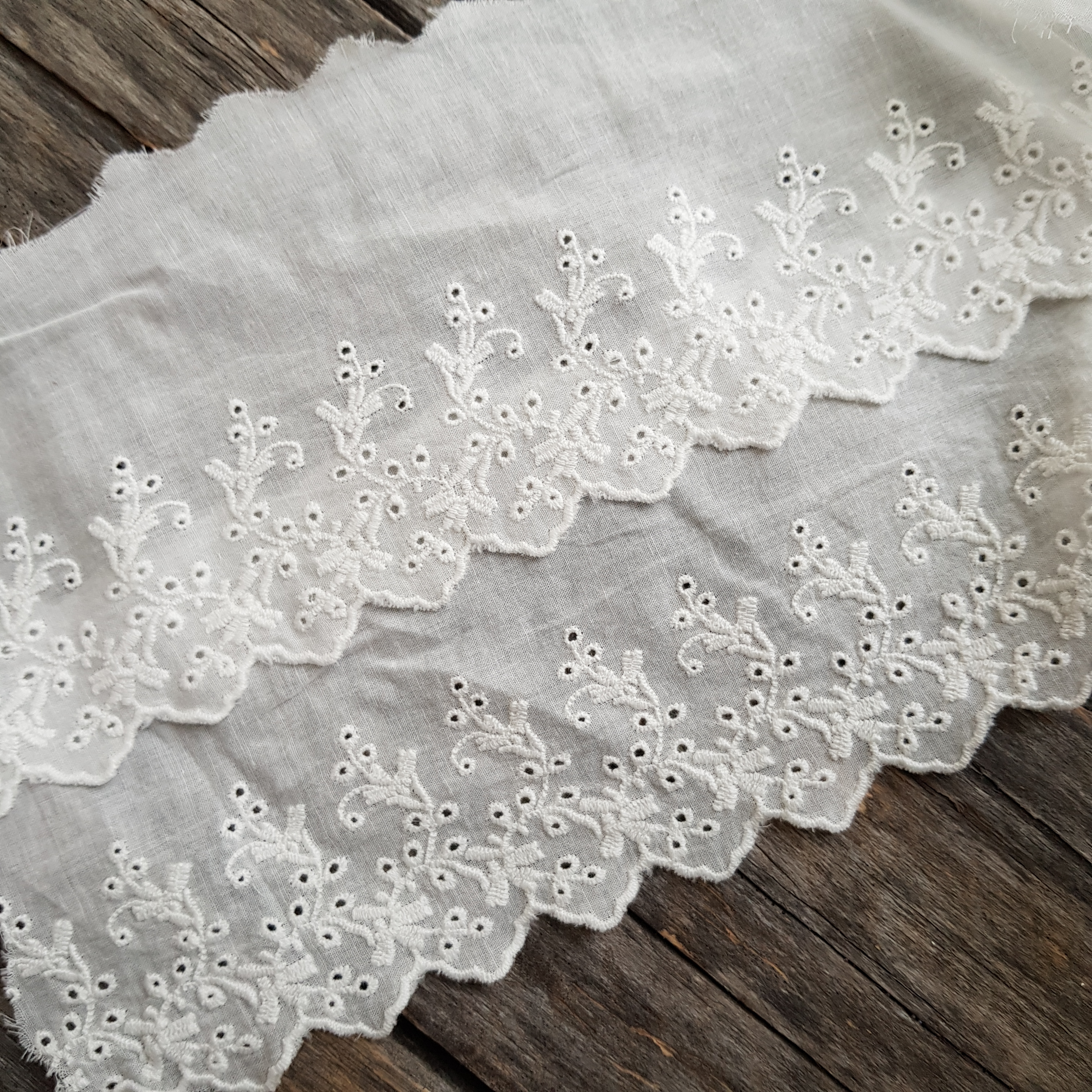 Шитьё 10 см "Бутоны с вензелями", цвет молочный