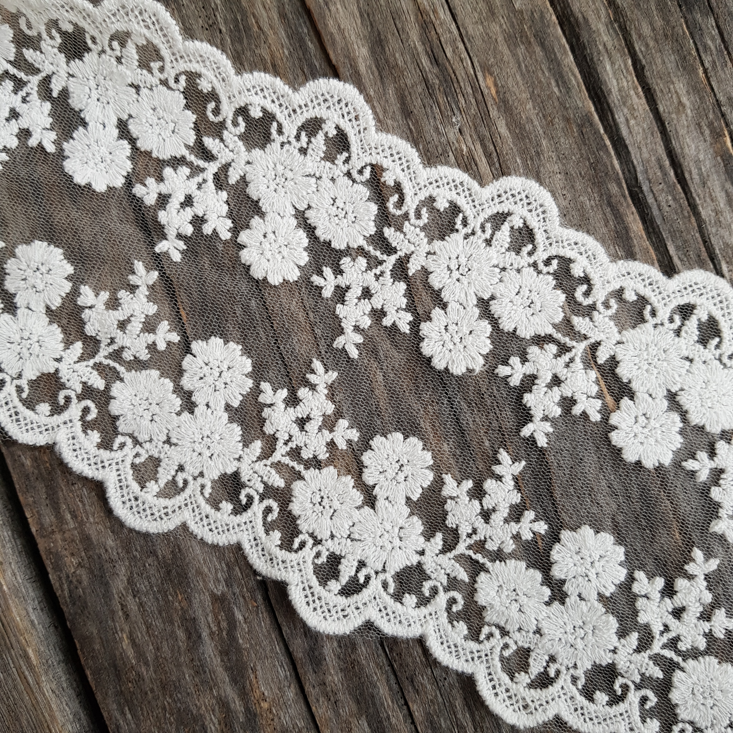 Кружево на сетке 11 см "Зеркальный орнамент три цветка" цвет Белый