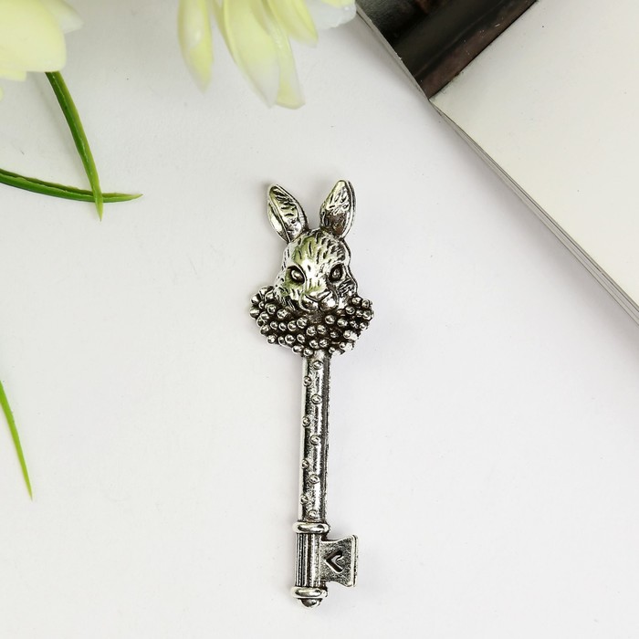 Подвеска металл "Ключ с головой зайца" цвет серебряный (193)
