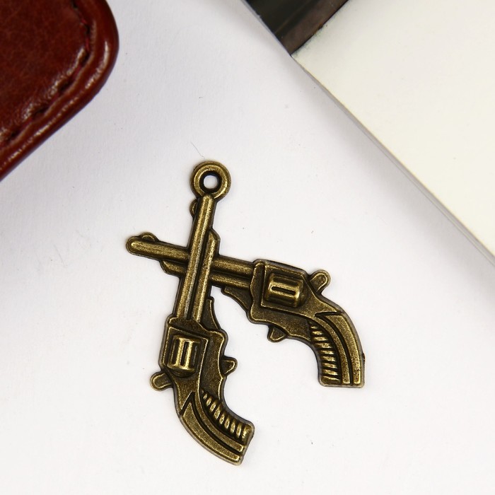 Подвеска металлическая "Два револьвера" цвет бронзовый