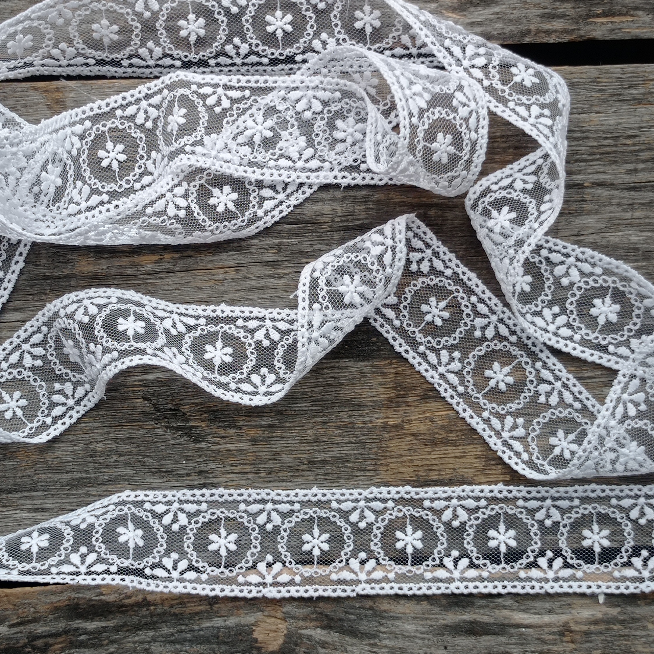 Кружево на сетке Цветок в круглой рамке 3см цвет белый