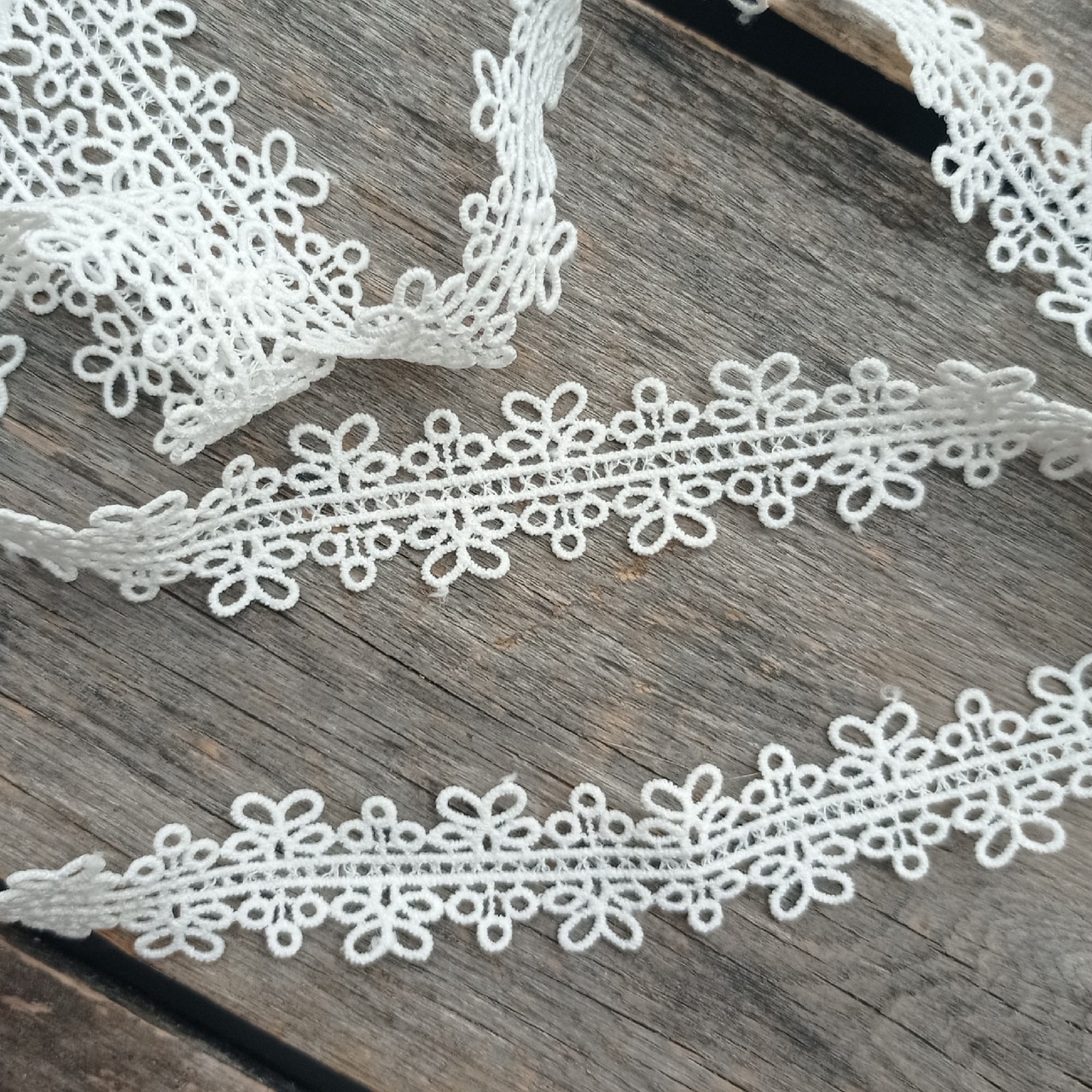 Кружево 2.5 см "Цветочки-ягодки симметрия" цвет белый