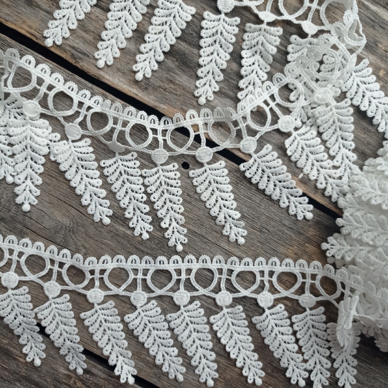 Кружево 9 см "Вензель и подвеска-папоротник", цвет белый