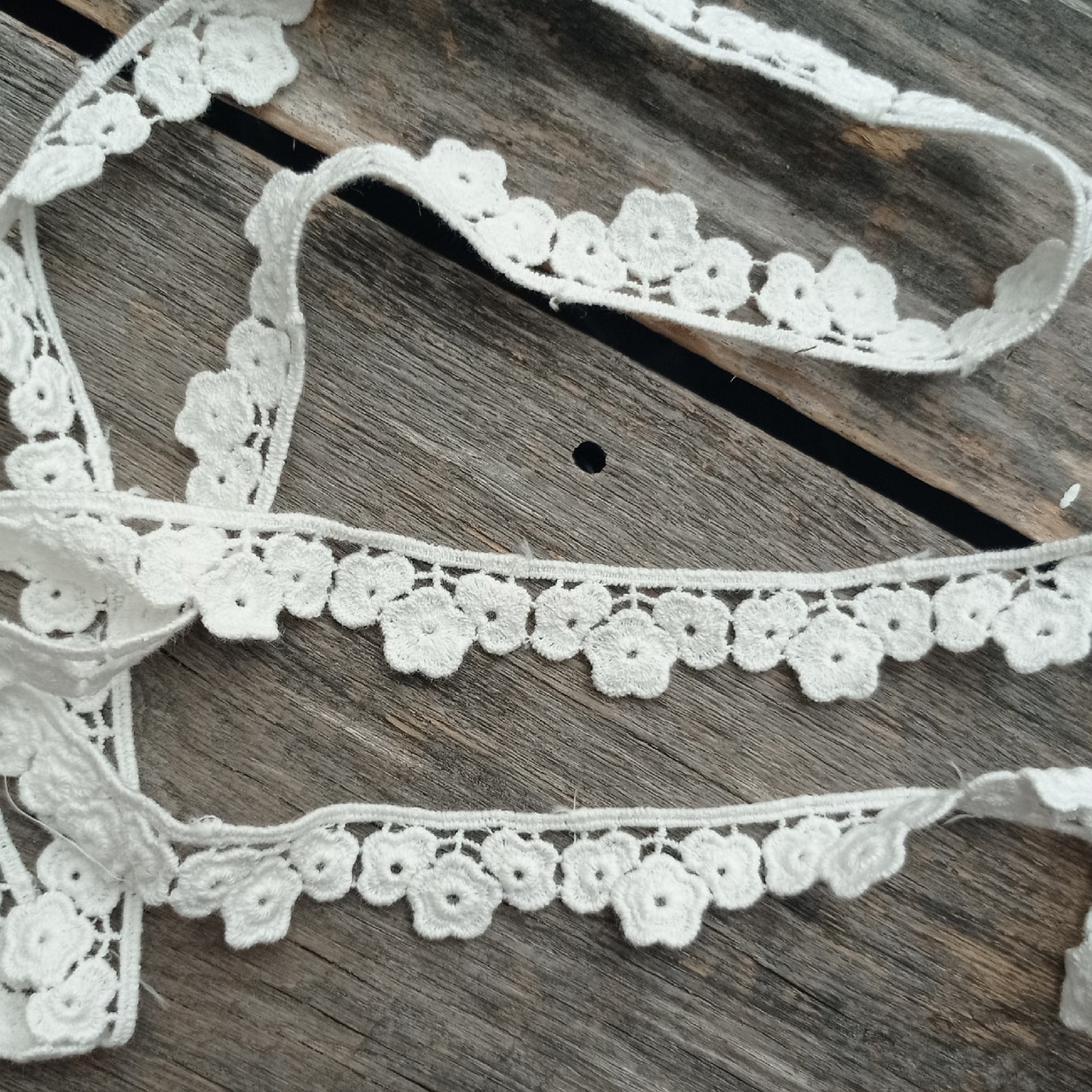 Кружево 2 см "Группа из трёх цветочков" цвет белый