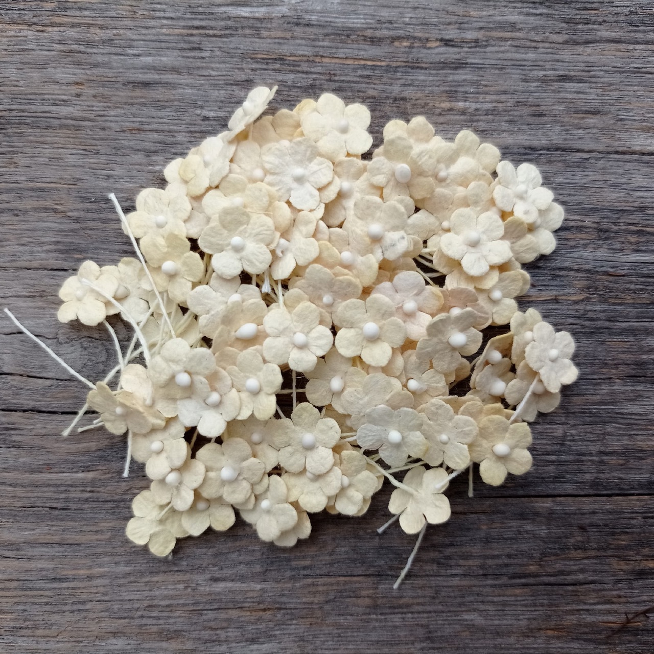 Мини цветочки 1 см 100 штук Топлёное маслице