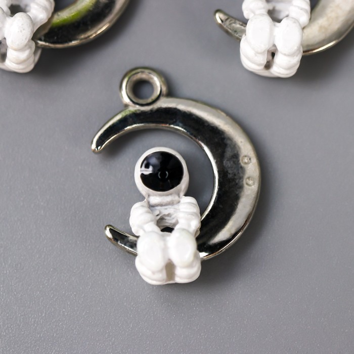Подвеска металлическая "Космонавт на луне" Серебро (510)