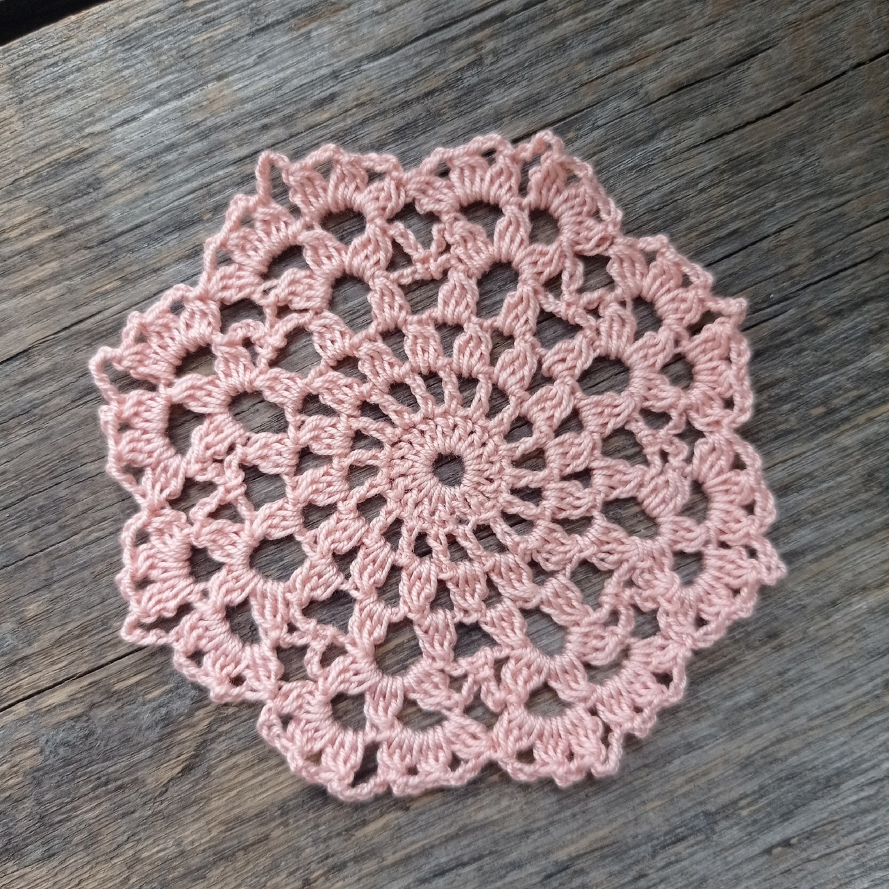 Салфетка ажурная ручной работы Нежный Пэрсик 7,5 см