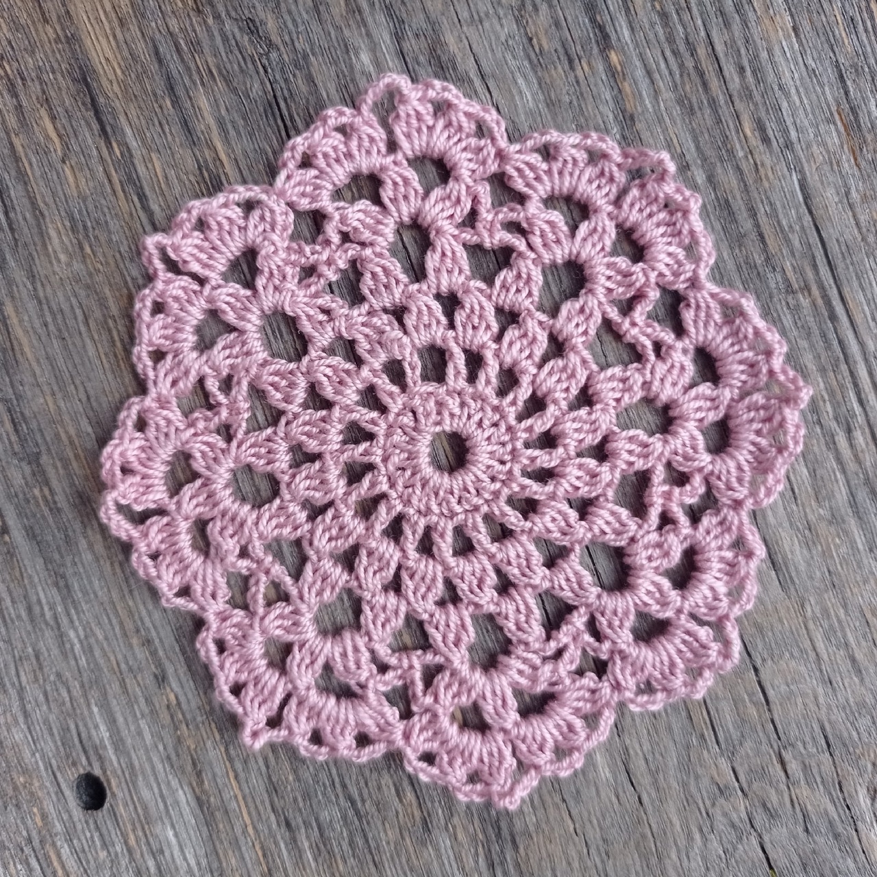 Салфетка ажурная ручной работы Ягодный смузи 7,5 см