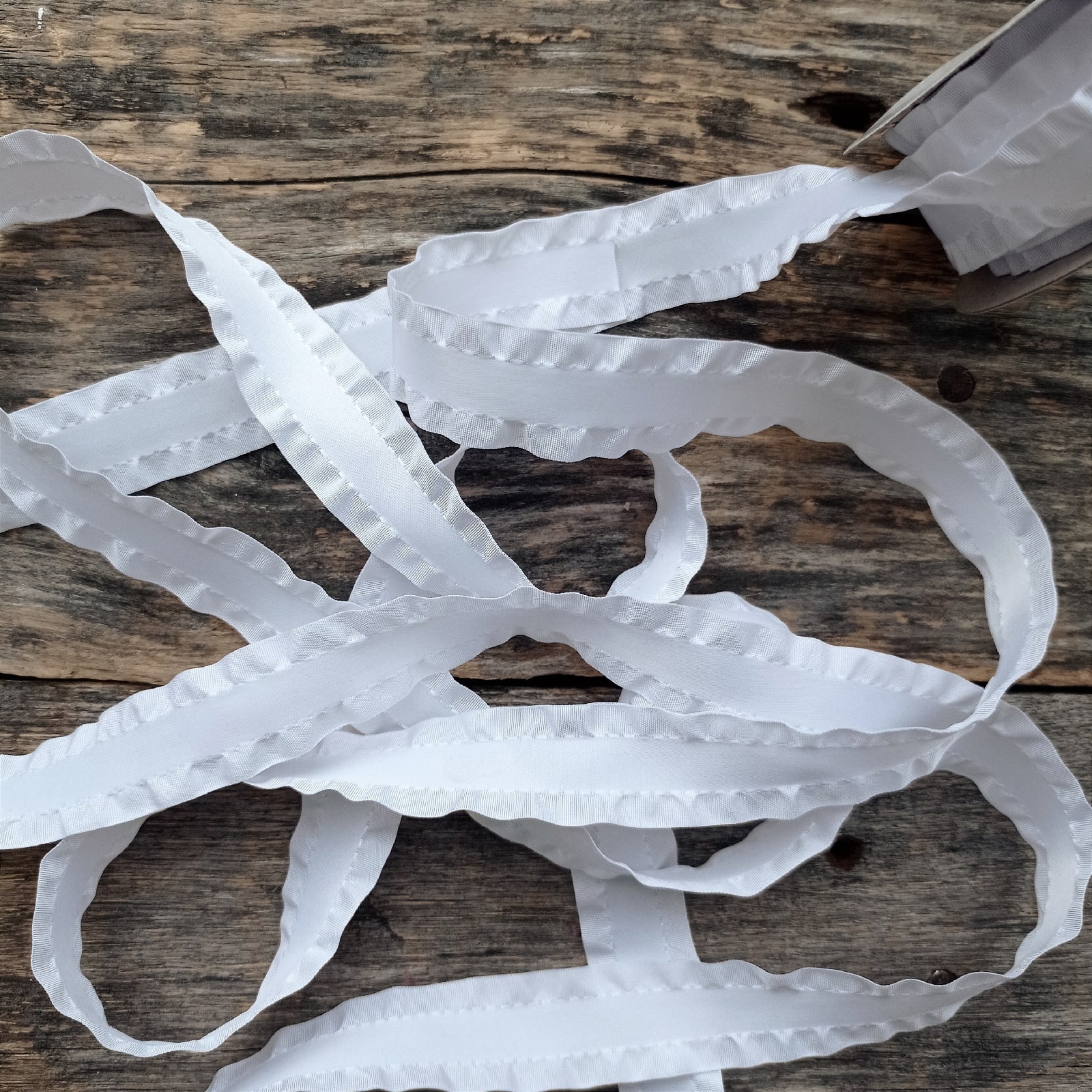 Лента атлас с волнистым краем 20 мм Белый