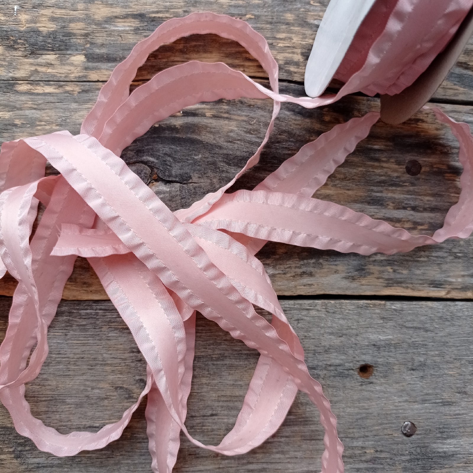 Лента атлас с волнистым краем 20 мм Розовая пудра