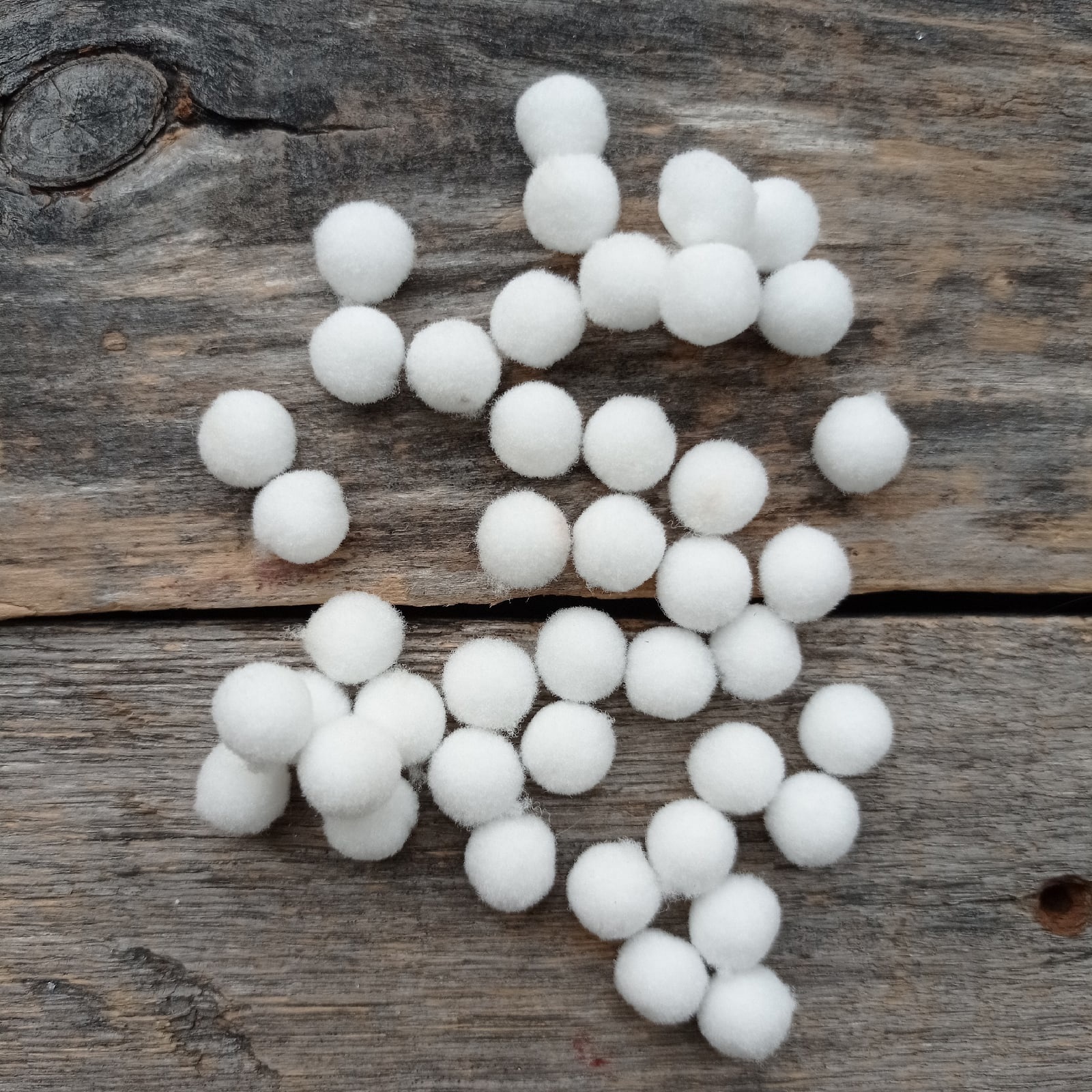 Помпоны 1см Белые
