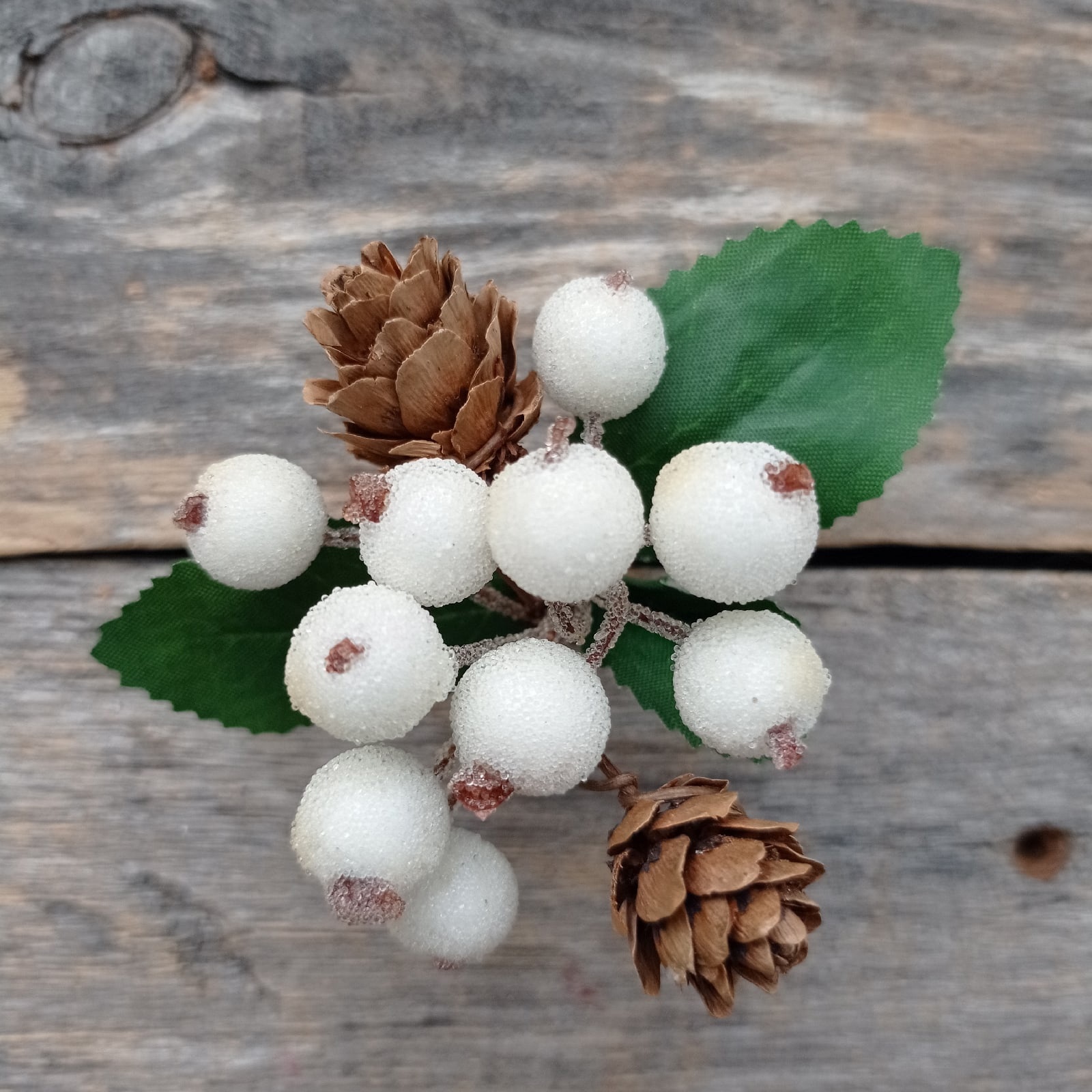 Букетик с шишками и ледяным снежноягодником