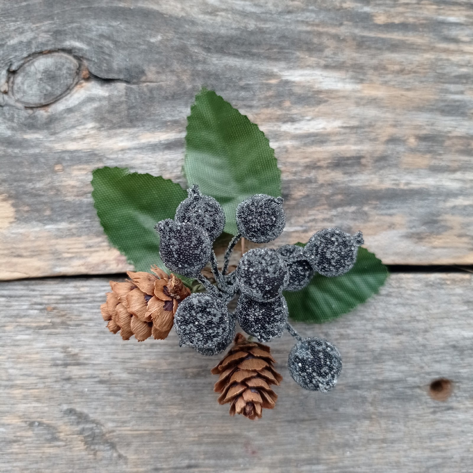 Букетик с шишками и ледяной черникой