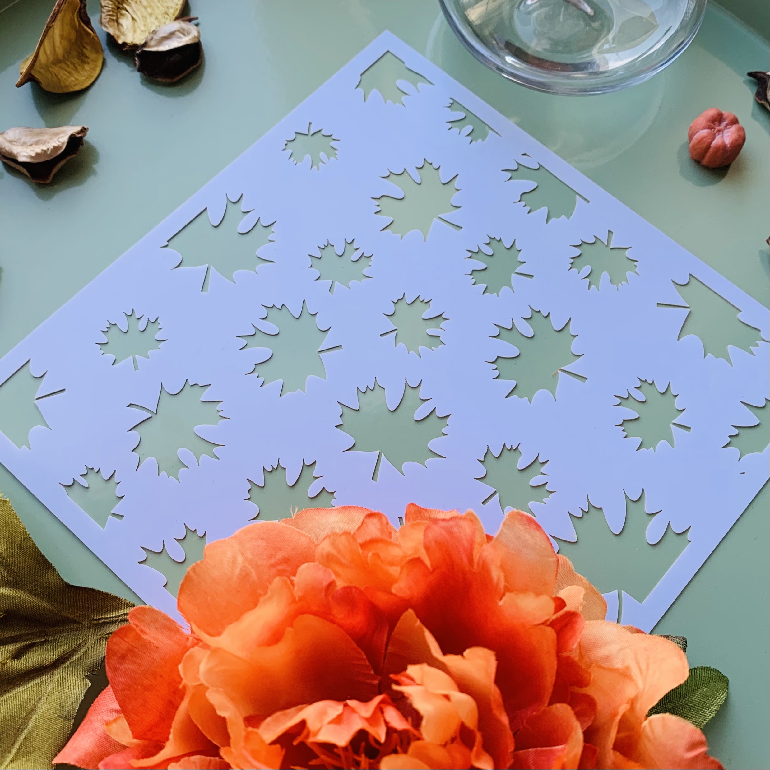 Трафарет пластиковый Бумажное сердце "Здравствуй, Осень!" Кружатся листья