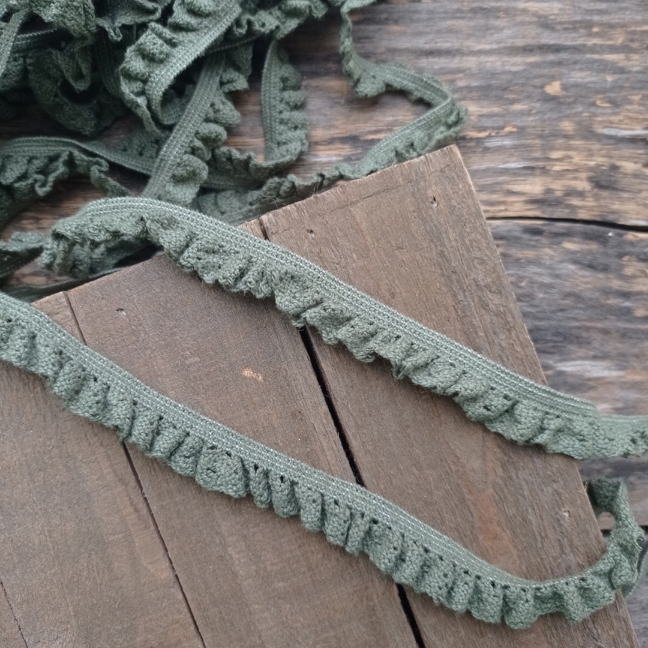 Кружево вязаное резинка 1,3см "Рюши" Пыльная зелень