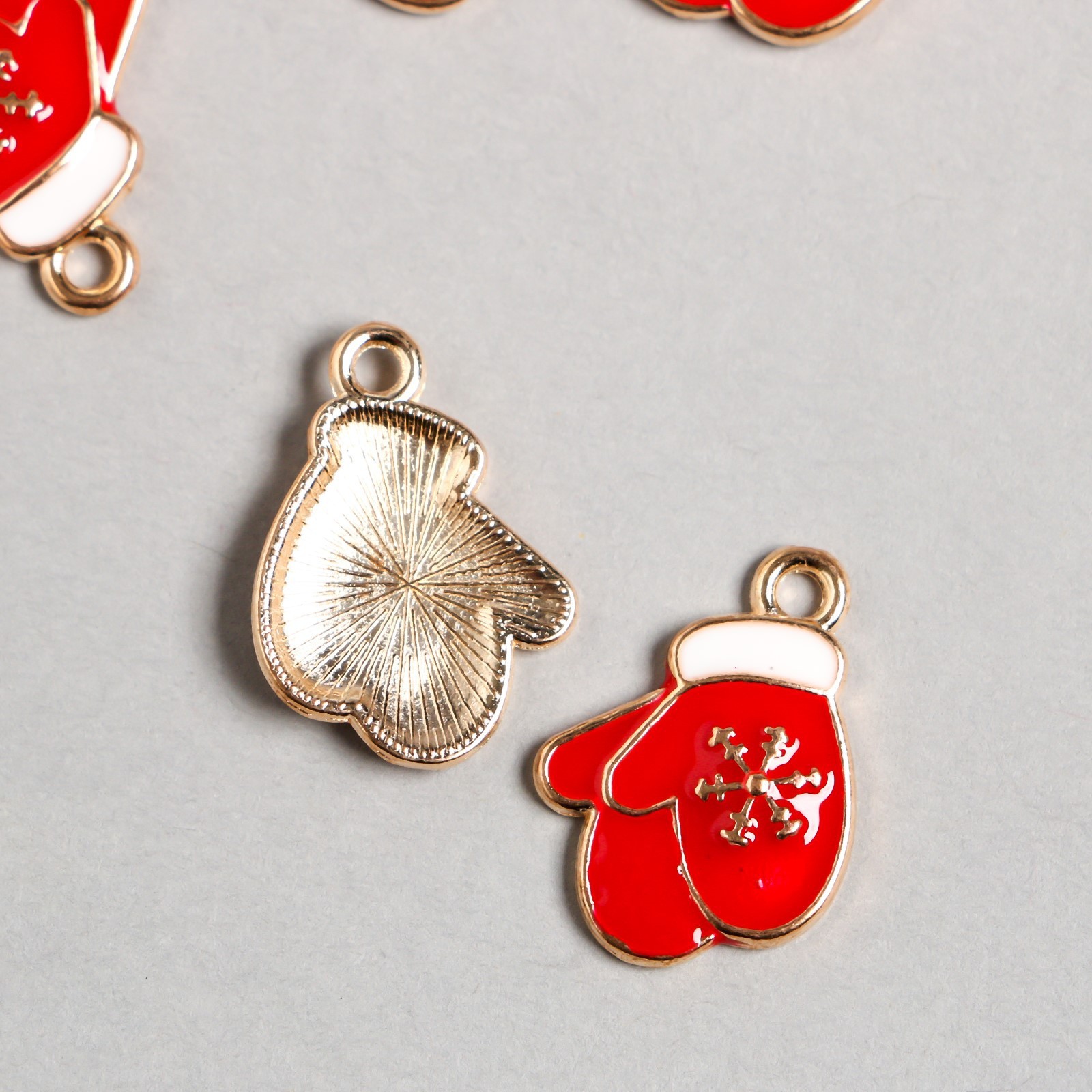 Подвеска металлическая с эмалью "Красные варежки со снежинкой"