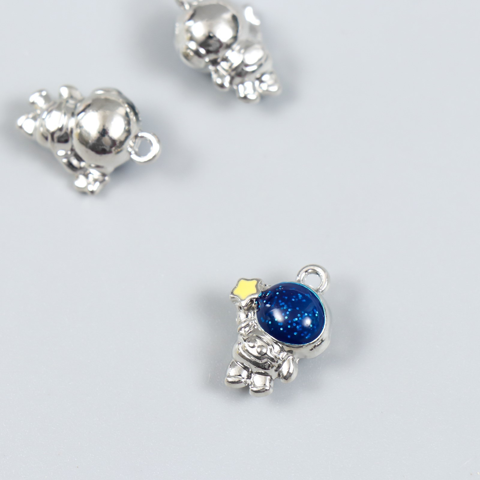 Подвеска металлическая с эмалью "Космонавт со звёздочкой" (35)