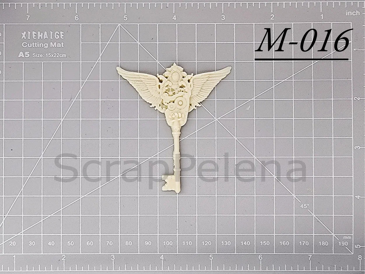 Пластиковая фигурка "Крылатый ключ"