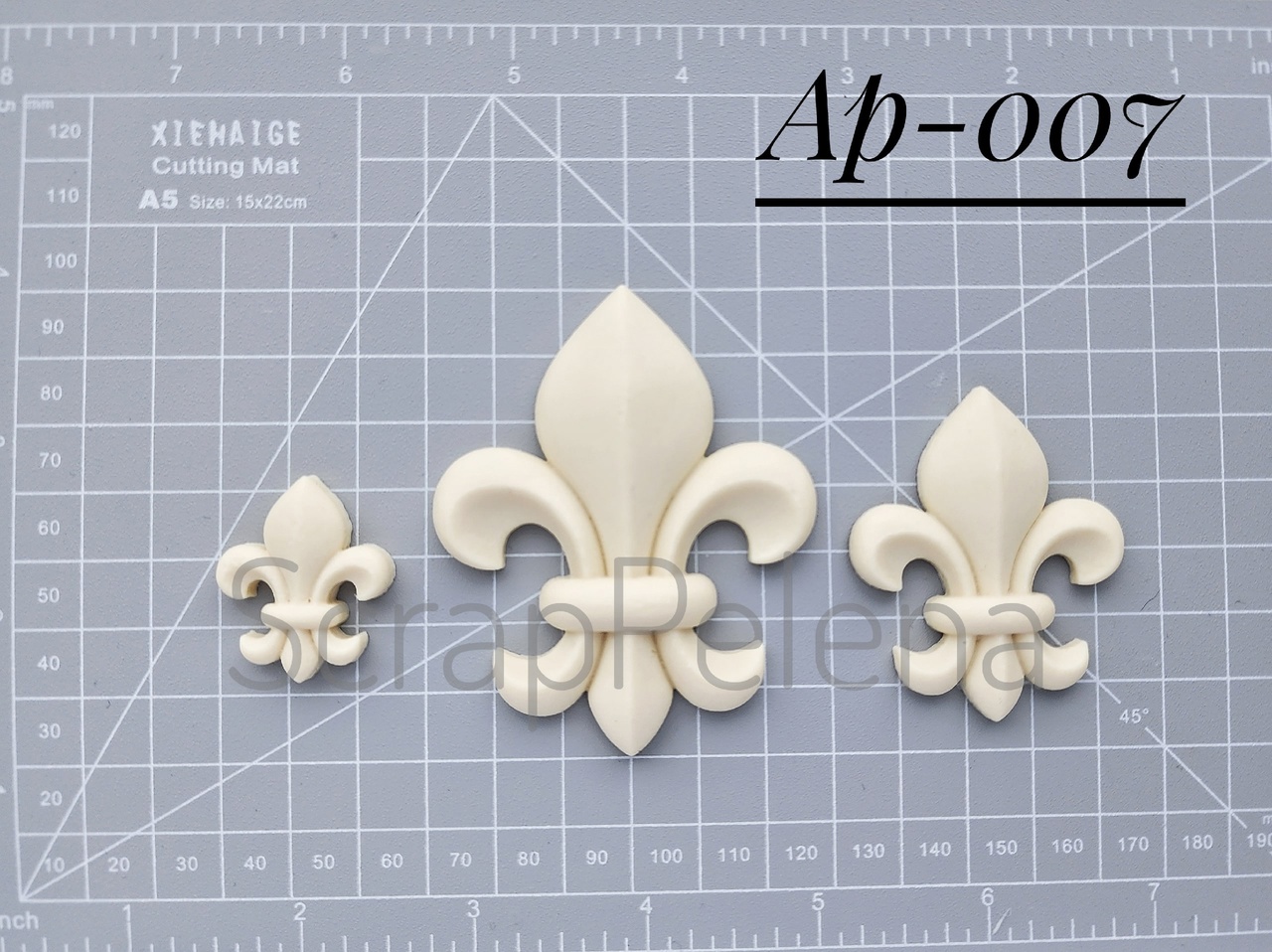 Пластиковые фигурки "Геральдические лилии" (3 предмета)