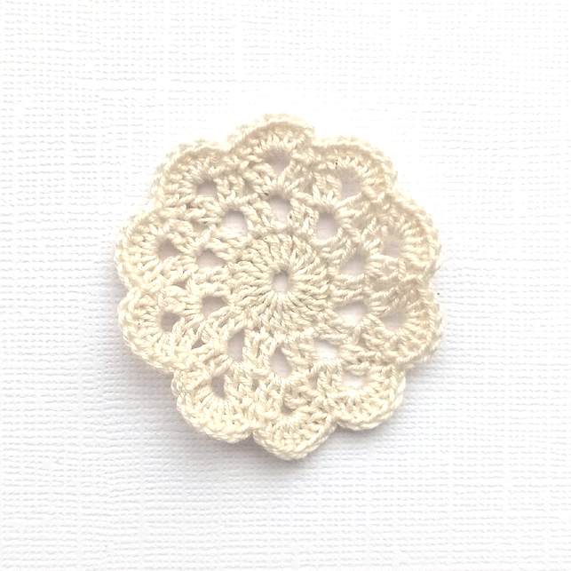 Салфетка ажурная ручной работы Блондинка 4 см