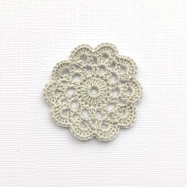 Салфетка ажурная ручной работы Благородная седина 4 см