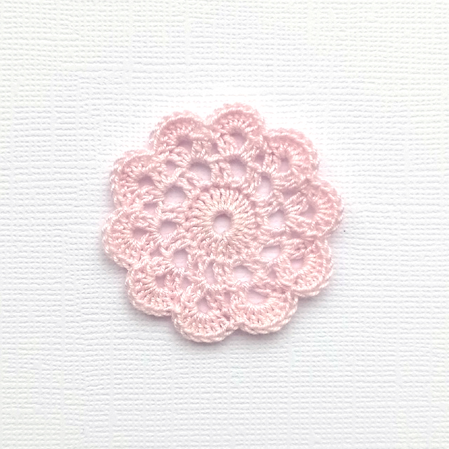 Салфетка ажурная ручной работы Девочка-конфета 4 см