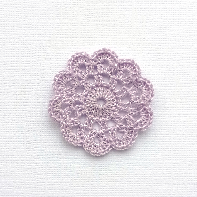 Салфетка ажурная ручной работы Нежная сирень 4 см