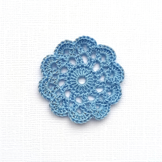 Салфетка ажурная ручной работы Незабудка 4 см