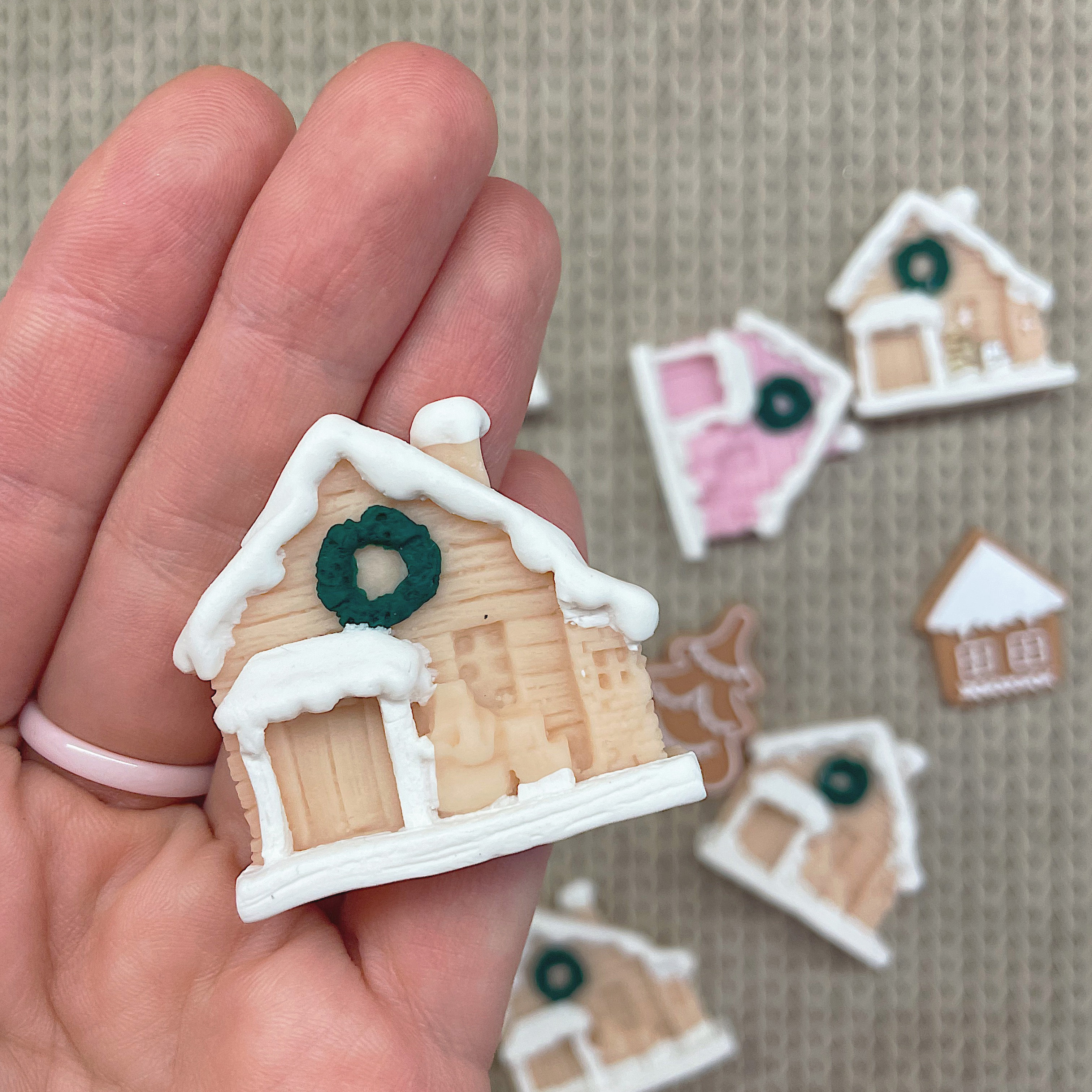 Декор "Зимний домик" Бежевый