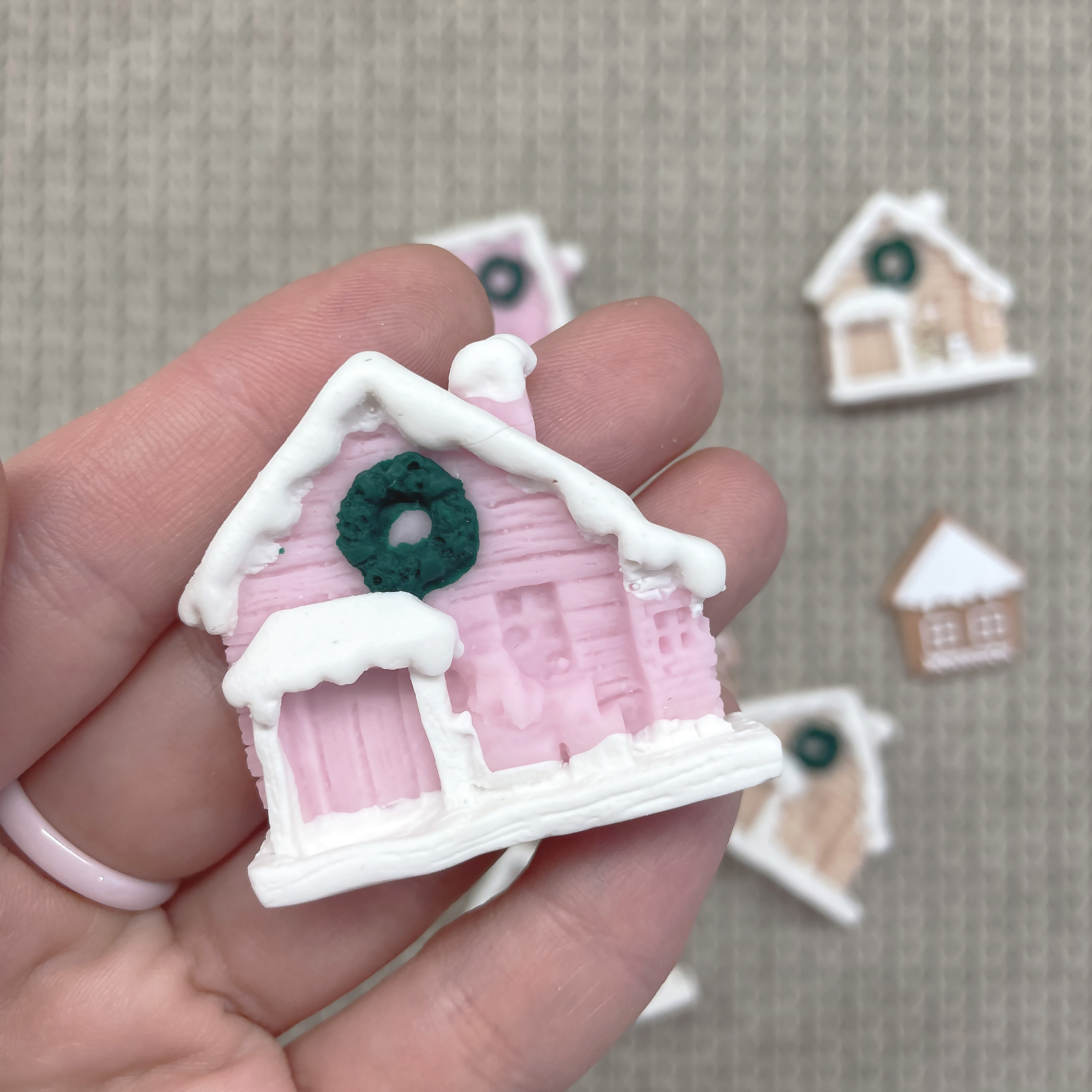 Декор "Зимний домик" Розовый