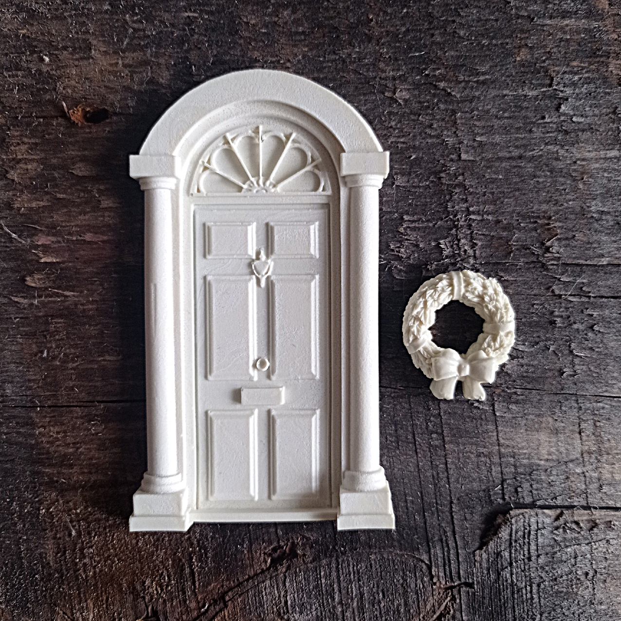 Пластиковая фигурка "Дверь с венком"