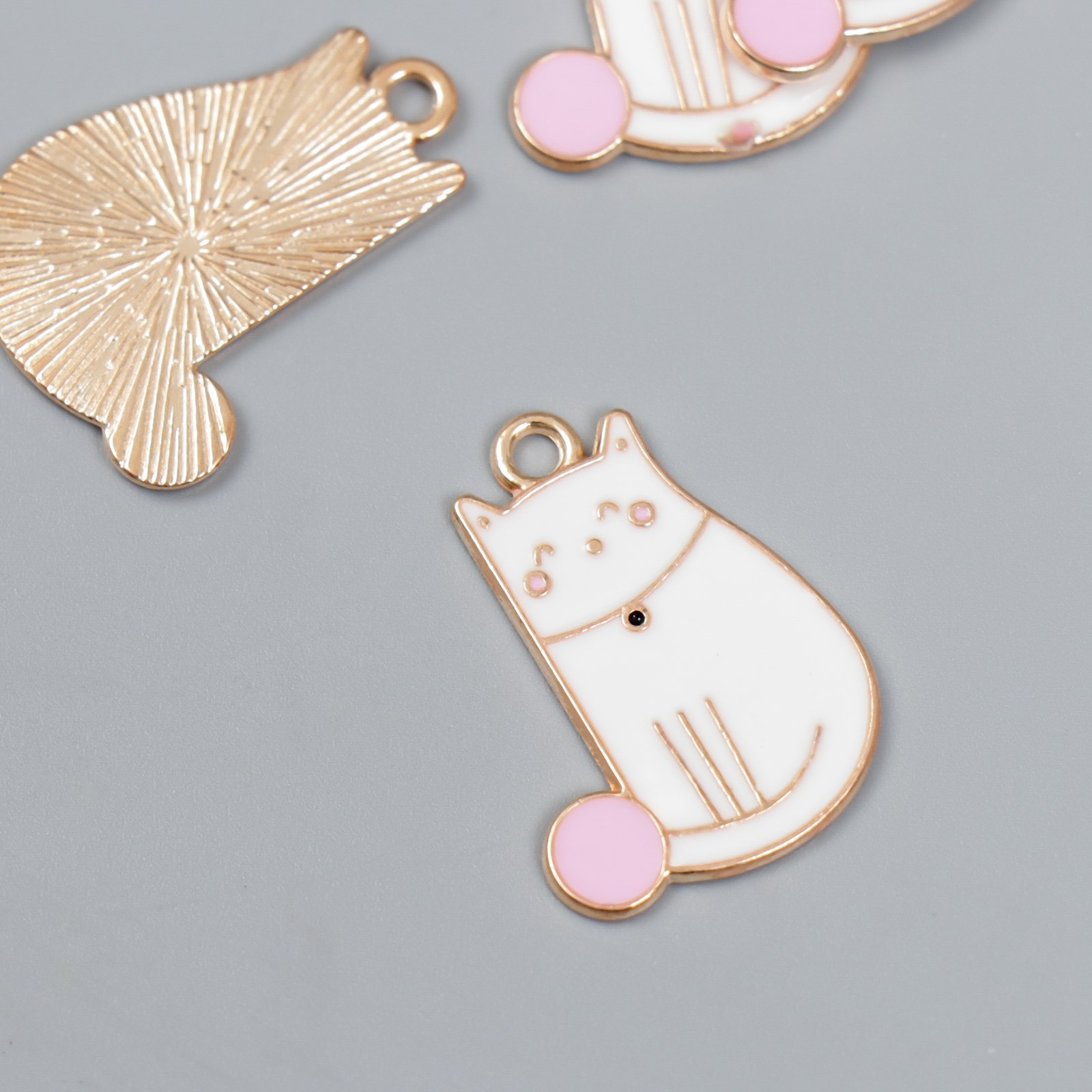 Подвеска металлическая с эмалью "Белый котик с мячиком" (8)