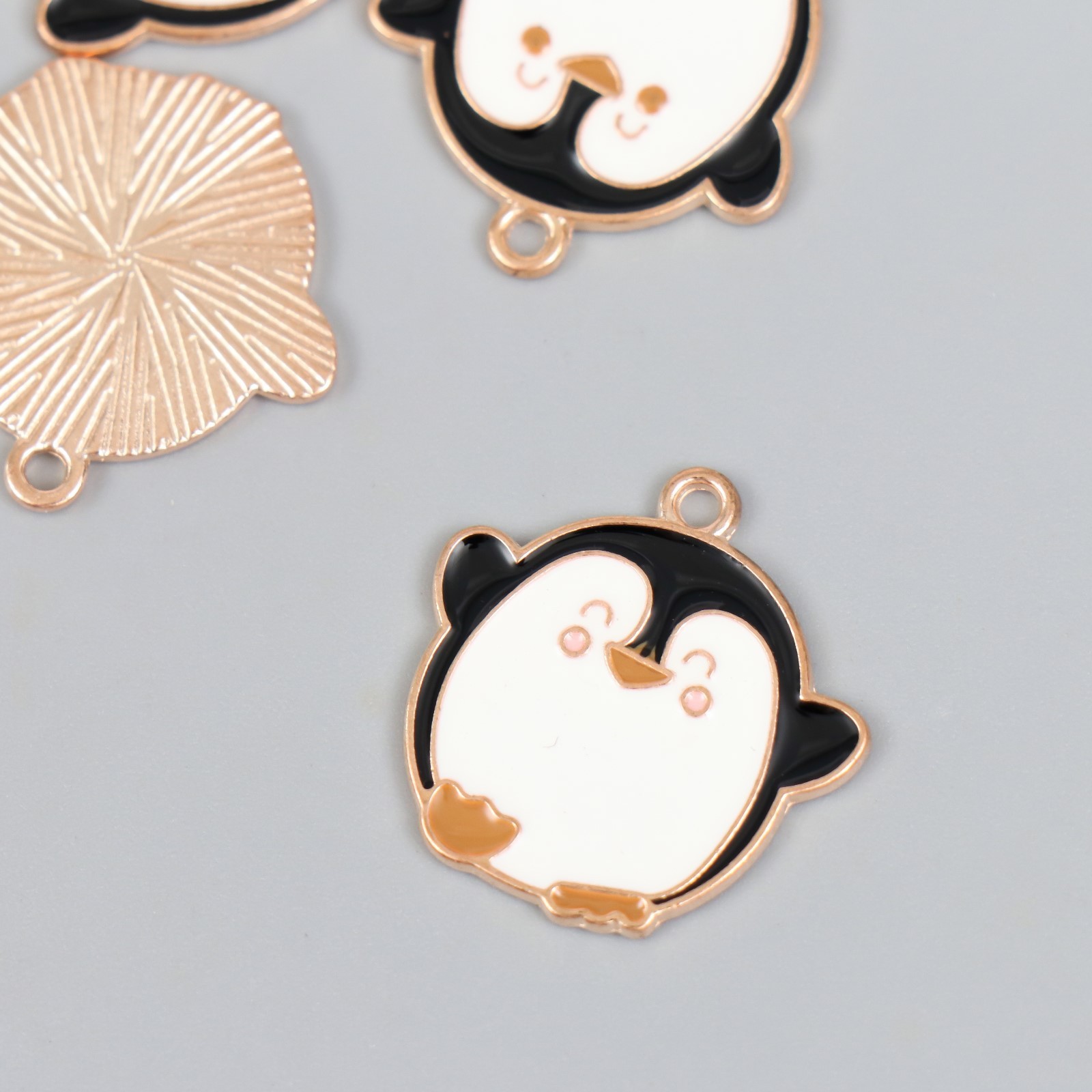 Подвеска металлическая с эмалью "Пингвин пухляш"