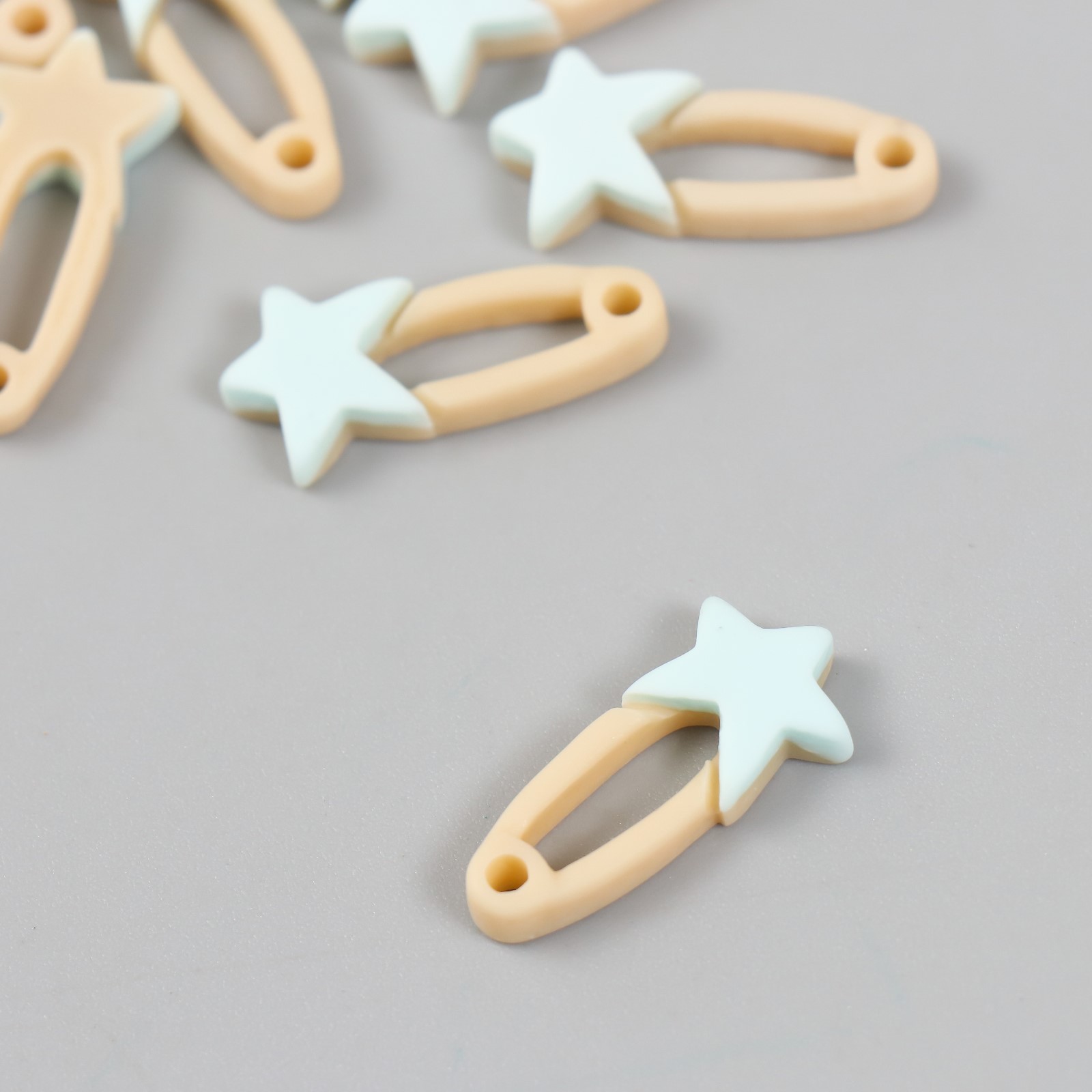 Декор пластиковый "Булавочка со звёздочкой" (665)