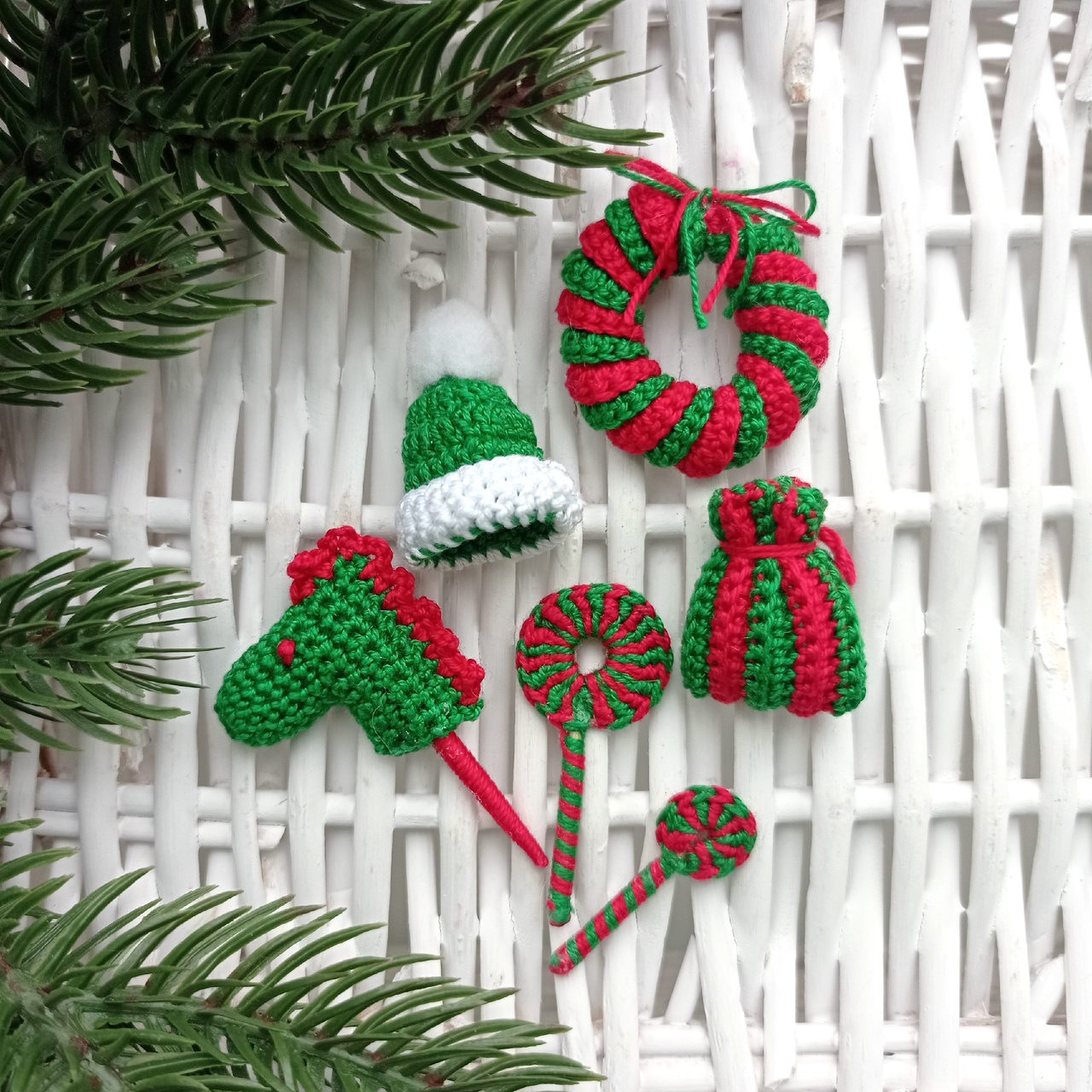 Набор вязаного декора "Праздник к нам приходит" Красный с зелёным