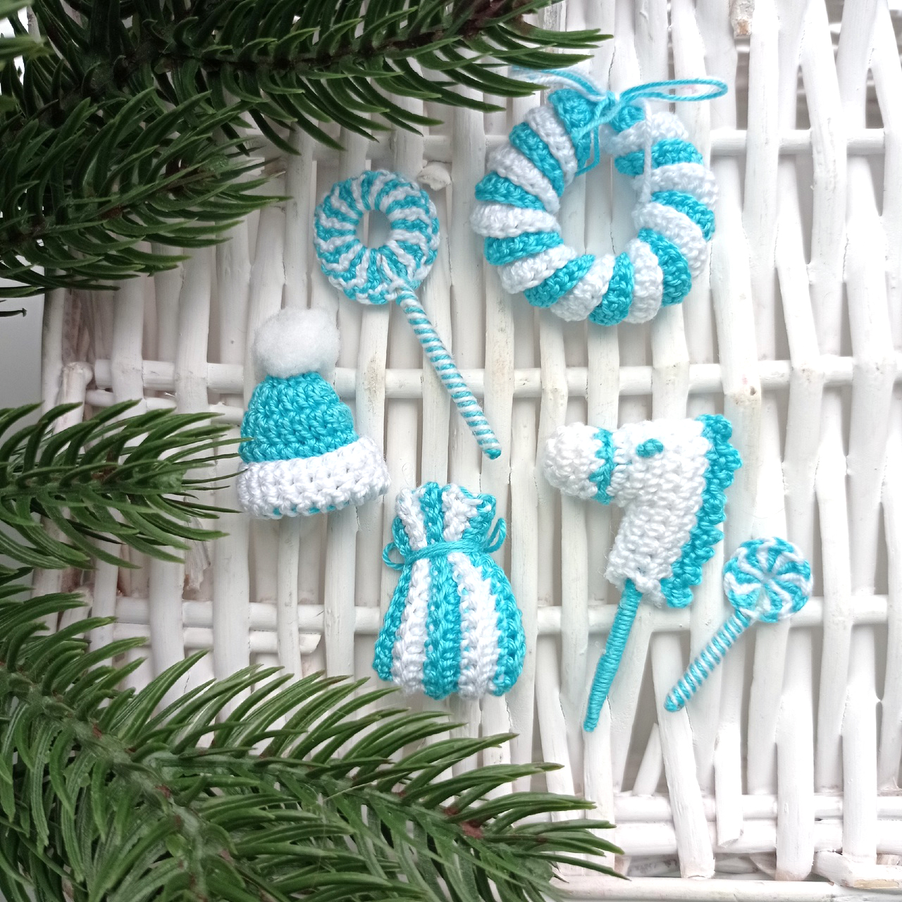 Набор вязаного декора "Праздник к нам приходит" Голубой с белым