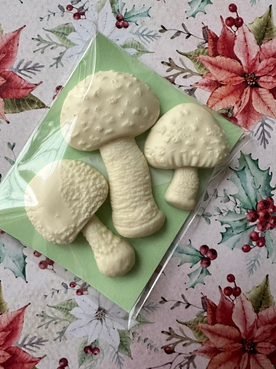 Пластиковый декор "Мухоморы"