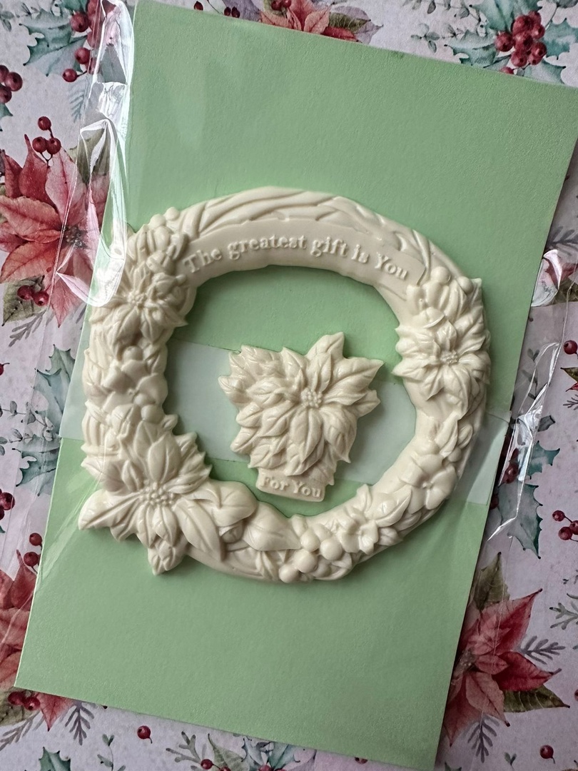 Пластиковый декор "Венок с пуансеттией"