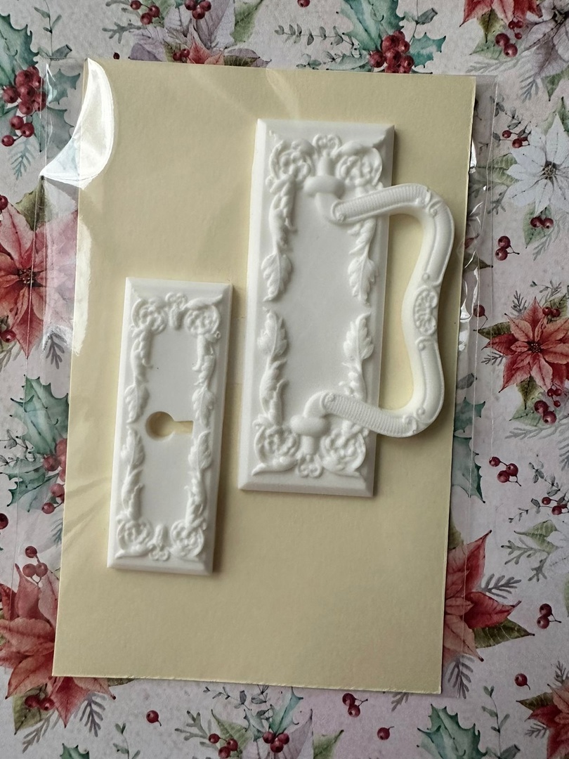 Пластиковый декор "Ручка со скважиной"