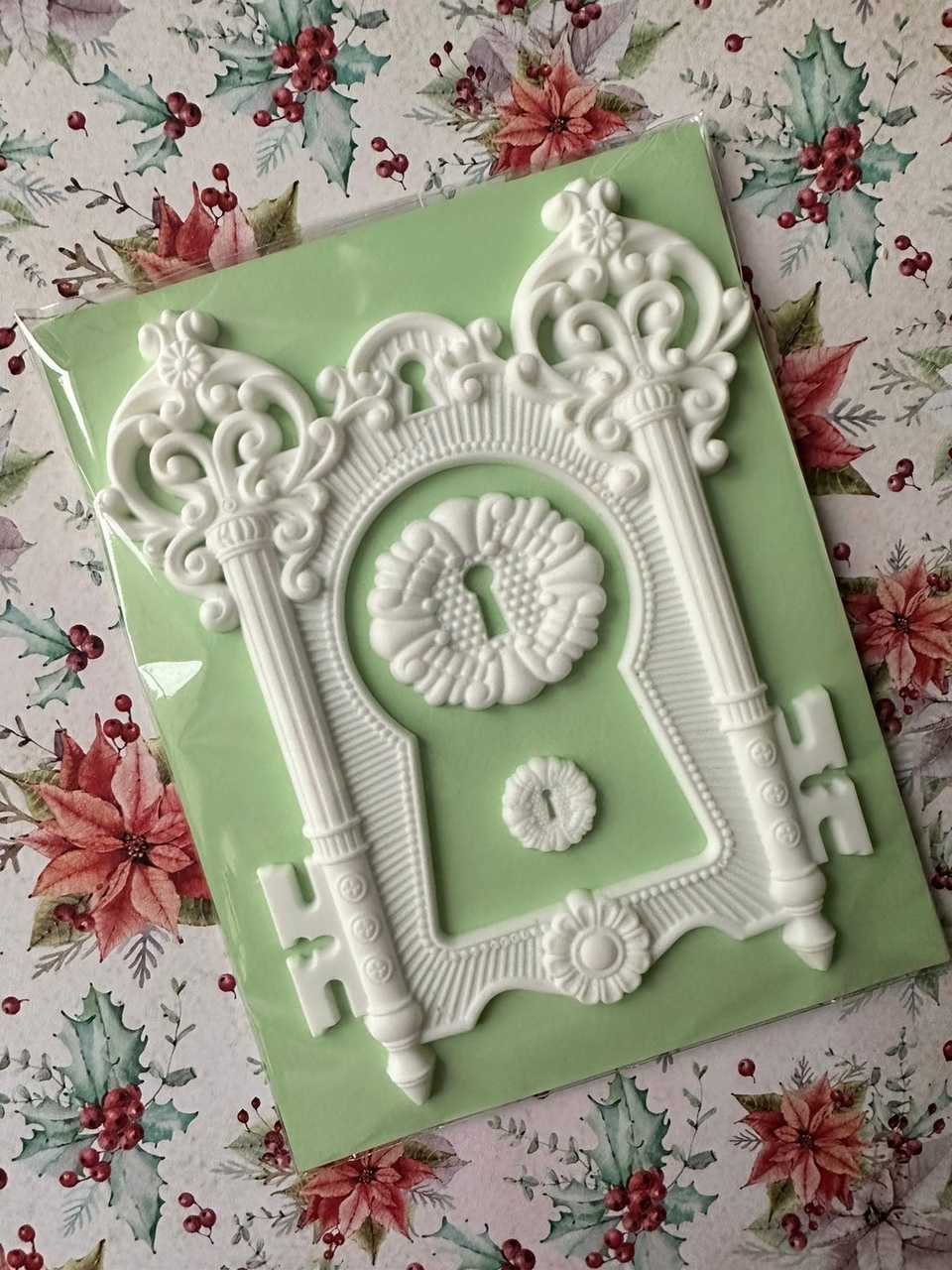 Пластиковый декор "Рамка - замочная скважина"